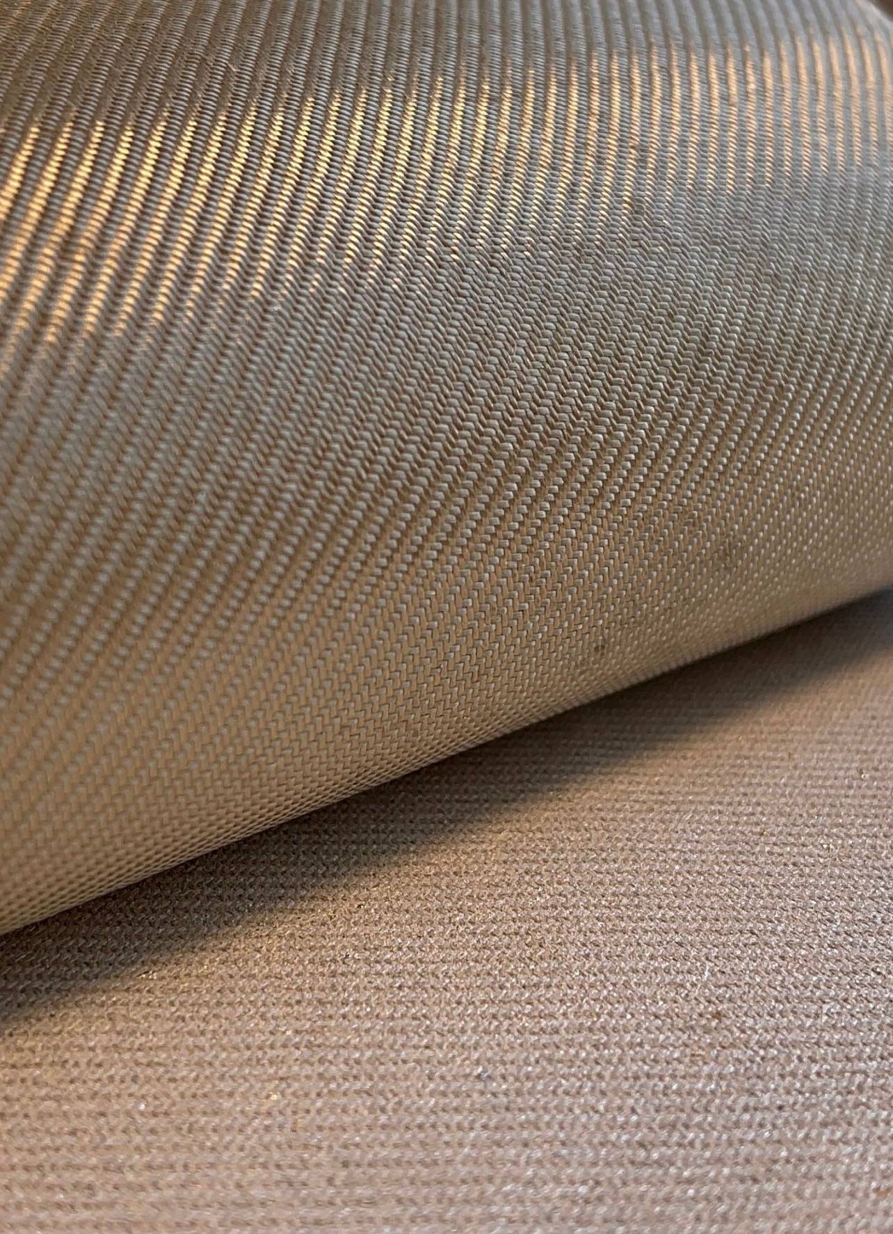 Gros plan sur le tissage serré d'un rouleau de TENRON