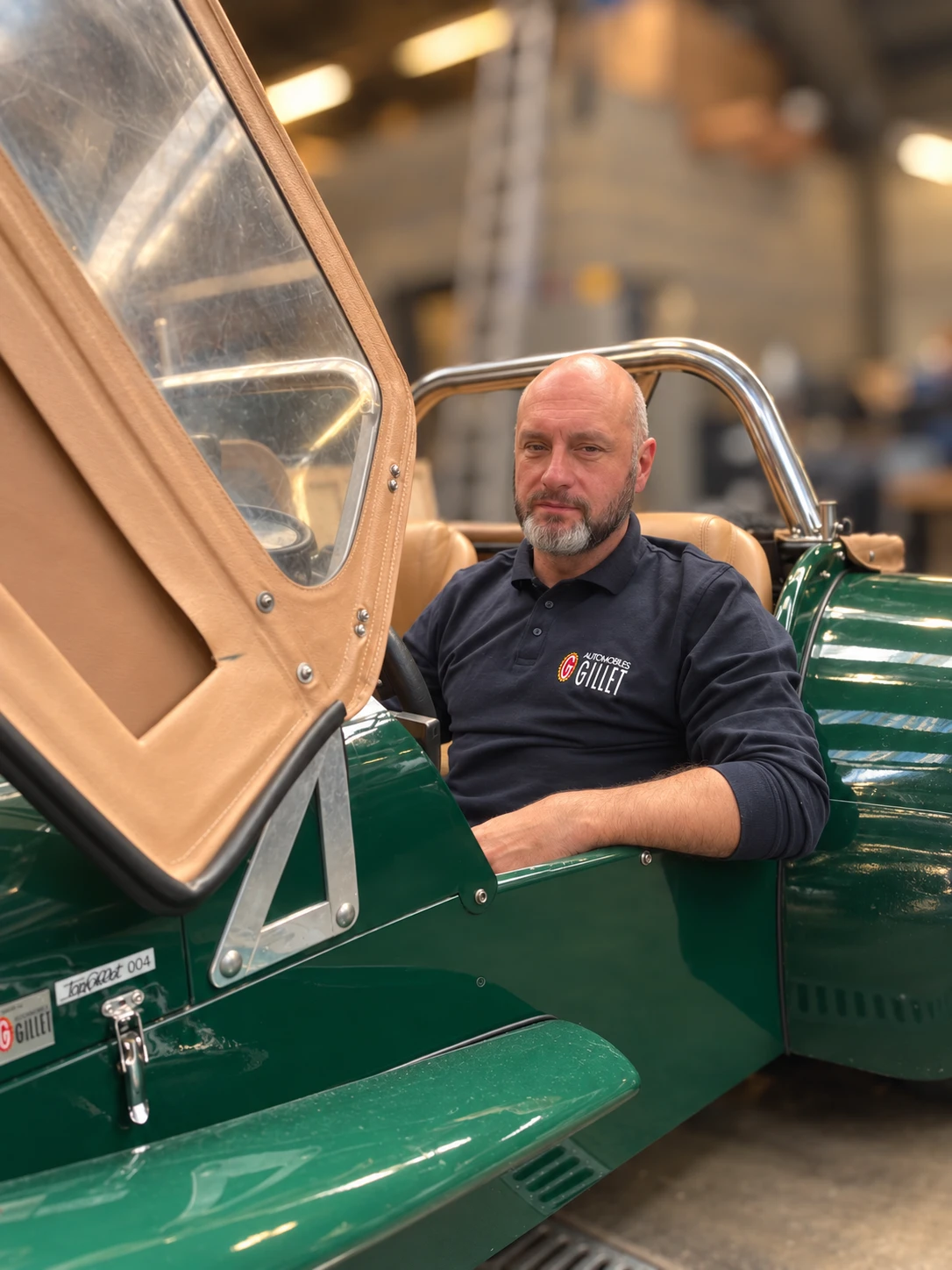 Andrea Viniziano au volant d'une Gillet verte, dans l'atelier