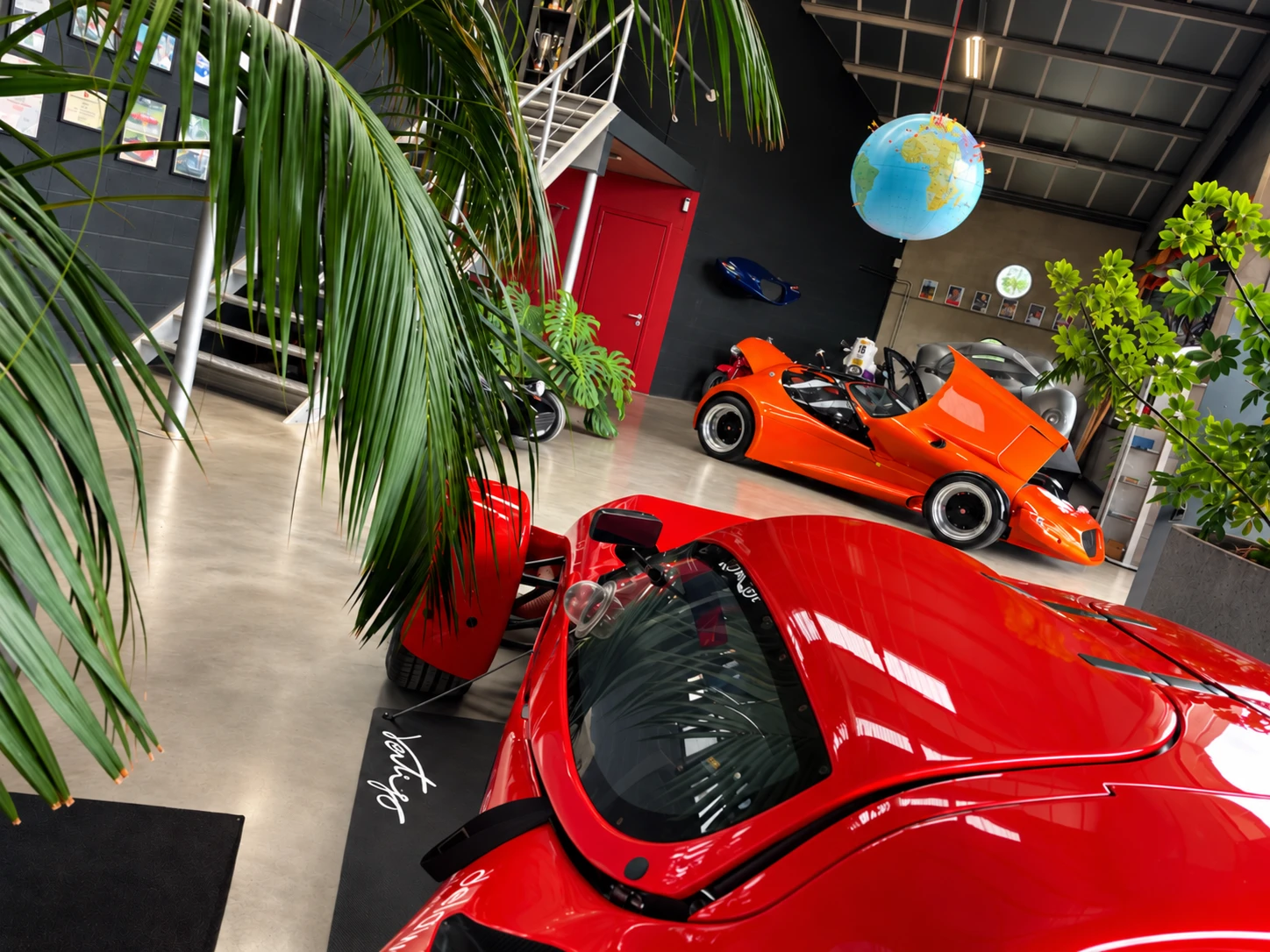 Le showroom Automobiles Gillet, une Vertigo rouge au premier plan et une Vertigo orange au fond