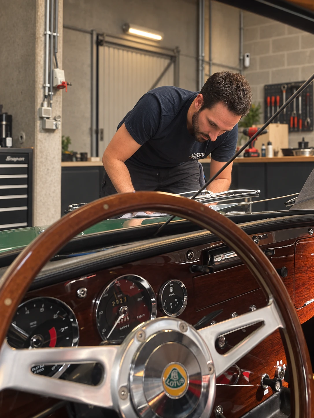 Timothy Dehan penché sur le compartiment moteur d'une Lotus verte